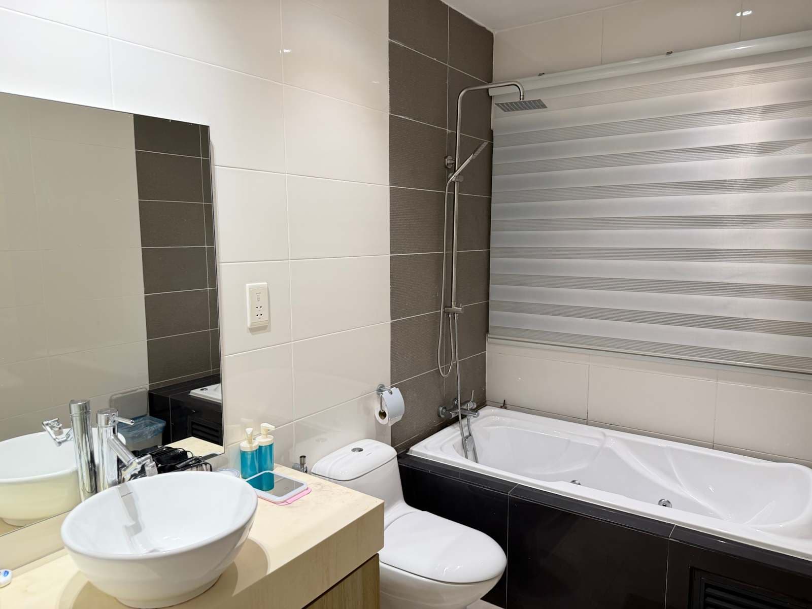 Modern bathroom at Poshpack Skyline