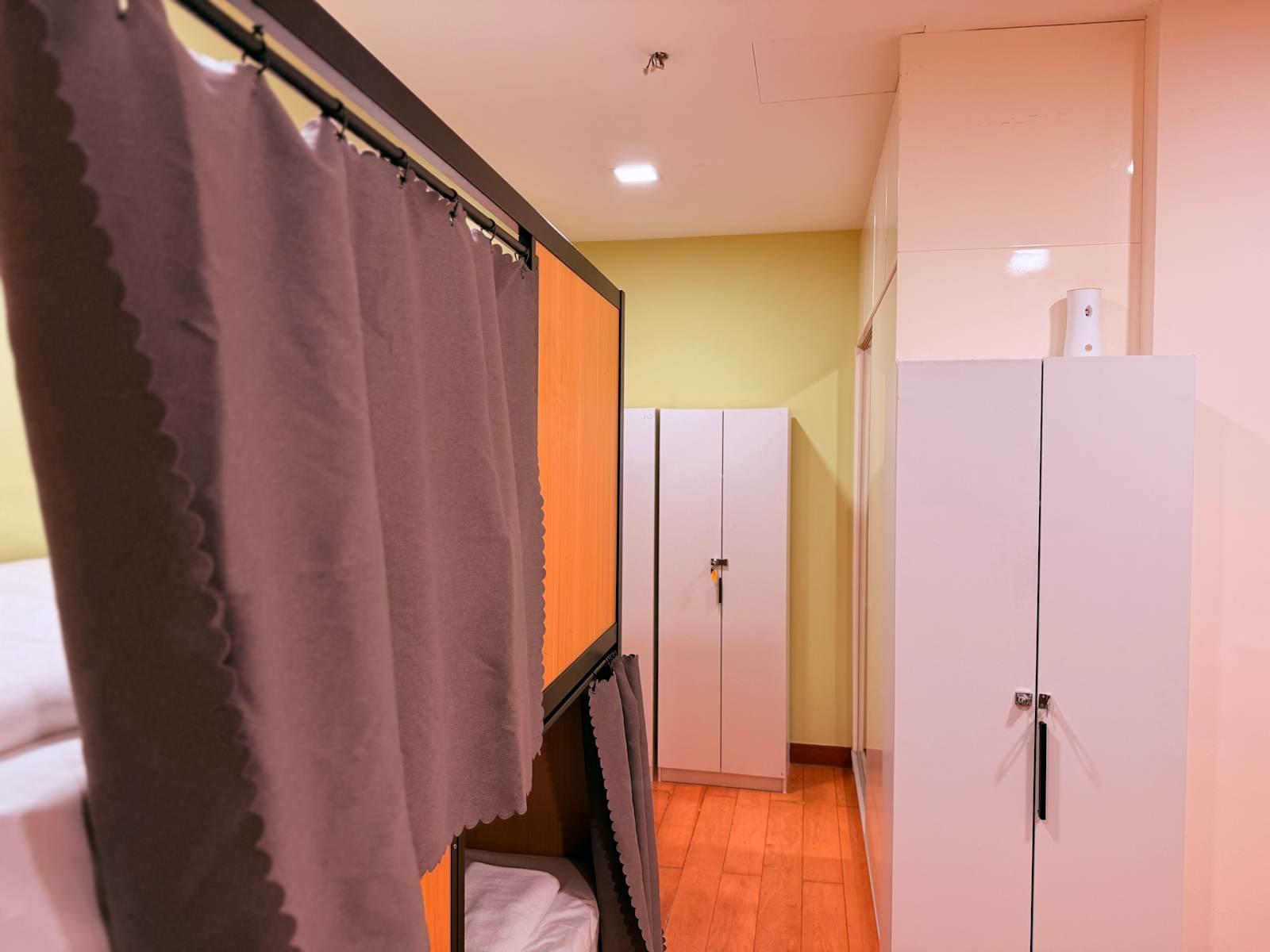 Secure lockers and curtained bunks in Poshpack Skyline Hostel dorm